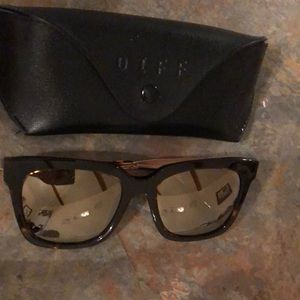 Diff Bella, tortoise frame, gold mirror lens